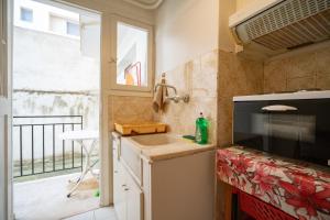 Küche/Küchenzeile in der Unterkunft Zografou Apartment 1 bed 2 pers