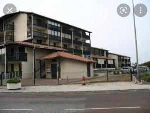 un grande condominio con un idrante di fronte di Appartement cosy en résidence privée avec vue mer a Soulac-sur-Mer