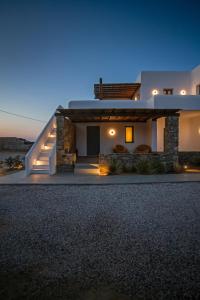 una casa di notte con le luci accese di Katikies Ftelia Mykonos a Panormos - Mykonos