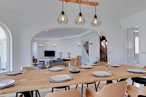 jadalnia z dużym drewnianym stołem i krzesłami w obiekcie Villux Vila Enar6 quartos ideal para familias w Albufeirze