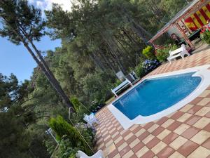 Bazén v ubytování CHALET EN EL CORAZÓN DE LA SIERRA DE GREDOS, PINAR DE LA ATALAYA-TIEMBLO nebo v jeho okolí