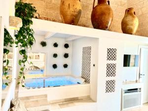 Bazén v ubytování Vittorio Emanuele Charming Suites nebo v jeho okolí