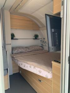 Un pat sau paturi într-o cameră la Caravans through the nature