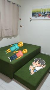 1 dormitorio con 2 camas verdes con dibujos animados en Lacqua diroma, BELEZA ROMANA I, en Caldas Novas