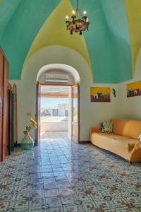 パンテレリアにあるDammuso Girasole Blu VISTA MAREの緑の天井のリビングルーム(ソファ付)