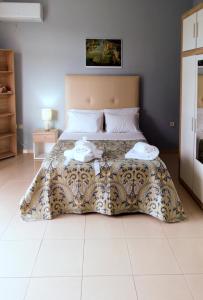 Posteľ alebo postele v izbe v ubytovaní Hospitable appartment in the central park, Xanthi