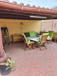 un patio con mesa y sillas en Appartamento Roma Casilina en Tor Vergata