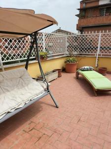 1 cama y 1 sombrilla en el patio en Appartamento Roma Casilina, en Tor Vergata