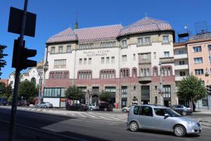 a white car parked in front of a building at Central Apartment Targu Mures in Târgu-Mureş