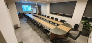 einen Konferenzraum mit einem langen Tisch und Stühlen in der Unterkunft SU Hotel in Ohrid