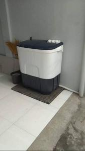eine schwarz-weiße Badewanne in einem Zimmer in der Unterkunft MC residence 5 w/ Netflix,100Mbps Wifi, hot shower in General Santos
