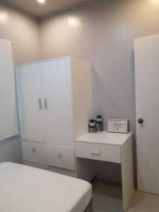 um quarto branco com uma cama e um armário em MC residence 5 w/ Netflix,100Mbps Wifi, hot shower em General Santos