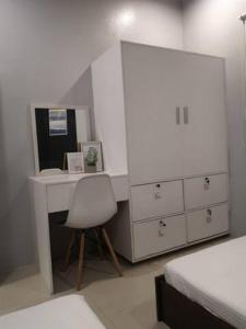 ein Schlafzimmer mit einem Schreibtisch mit einem Stuhl und einem Spiegel in der Unterkunft MC residence 5 w/ Netflix,100Mbps Wifi, hot shower in General Santos