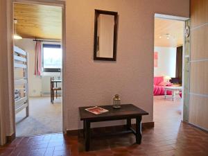 シャンルッスにあるAppartement Chamrousse, 2 pièces, 5 personnes - FR-1-340-38のリビングルーム(テーブル、鏡付)