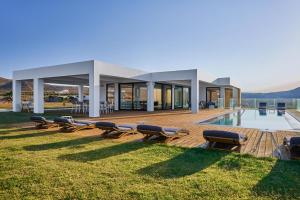 Bazén v ubytování Fotini Designers Residence nebo v jeho okolí