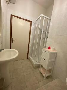 bagno con doccia, lavandino e servizi igienici di Appartamenti vacanze Marina di bibbona a Marina di Bibbona