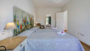 sypialnia z 2 łóżkami z poduszkami w obiekcie Villa Vulcano by Calima Villas w mieście Costa de Antigua +37 zdjęć