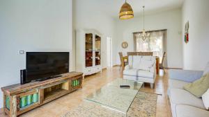 Telewizja i/lub zestaw kina domowego w obiekcie Villa Vulcano by Calima Villas