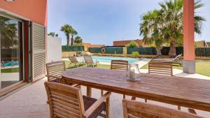 Basen w obiekcie Villa Vulcano by Calima Villas lub w pobliżu