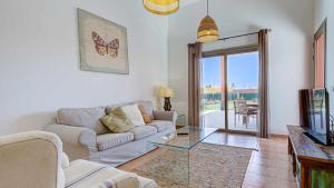 salon z kanapą i szklanym stołem w obiekcie Villa Vulcano by Calima Villas w mieście Costa de Antigua