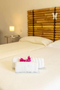 Łóżko lub łóżka w pokoju w obiekcie Villa Vulcano by Calima Villas