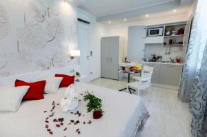 a bedroom with a white bed with red pillows at Profumo di Mare Offre Parcheggio Gratuito in Maiori