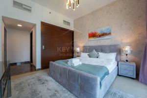 Postel nebo postele na pokoji v ubytování KeyHost - Spectacular 1BR at Sparkle Tower Dubai Marina - K1580
