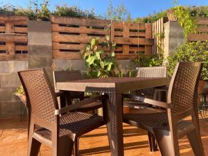 een houten tafel en stoelen op een patio bij Natura Cantabria in Santillana del Mar