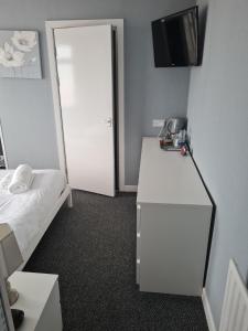 TV a/nebo společenská místnost v ubytování Queens Plaza Hotel