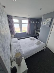 Postel nebo postele na pokoji v ubytování Queens Plaza Hotel