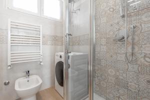 un bagno con wc, lavandino e doccia di Appartamento Ripa Milano a Milano