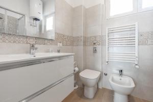 un bagno bianco con un water e un lavandino di Appartamento Ripa Milano a Milano