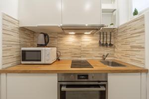 una cucina con forno a microonde e lavandino di Appartamento Ripa Milano a Milano