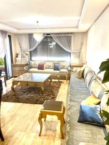 luxury apartments في الدار البيضاء: غرفة معيشة مع أريكة وطاولة