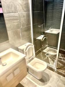 luxury apartments في الدار البيضاء: حمام مع مرحاض ومغسلة