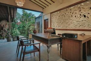 una oficina con escritorio de madera y microondas en Parigata Villas Resort, en Sanur