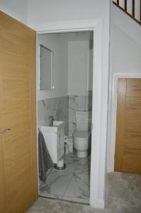 Ванна кімната в Modern home close to town Free Parking, Free Wifi, Dogs Allowed, Torquay, Sleeps Four