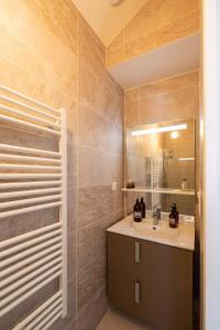 a bathroom with a sink and a mirror at Sable Etoilé - Maison cozy espace&confort à 1km du Golf d'Arcachon in La Teste-de-Buch