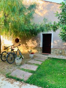 un vélo garé devant une maison dans l'établissement Case Vacanze Casa Romana, à Lascari