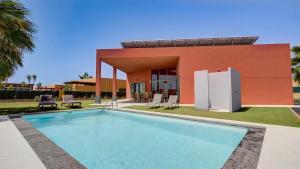basen przed domem w obiekcie Villa Vulcano by Calima Villas w mieście Costa de Antigua