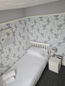 Postel nebo postele na pokoji v ubytování Queens Plaza Hotel