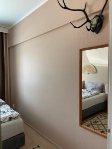 Cama ou camas em um quarto em Travel Center Apartment