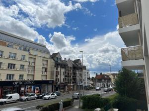 ulica miejska z samochodami zaparkowanymi na ulicy w obiekcie CHAMBRE PARTAGE 15MN CDG 25MN PARIS w Villepinte