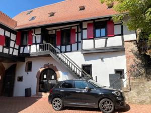 un coche negro estacionado frente a un edificio en La Suite - Spa & Sauna, en Kaysersberg