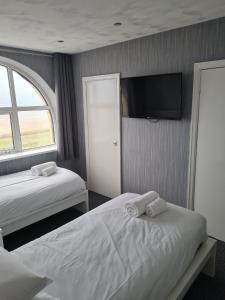 Postel nebo postele na pokoji v ubytování Queens Plaza Hotel