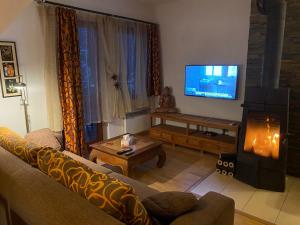 Televízia a/alebo spoločenská miestnosť v ubytovaní Apartament Egzotyczny Bory