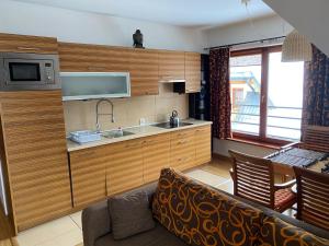 Kuchyňa alebo kuchynka v ubytovaní Apartament Egzotyczny Bory