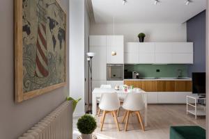 eine Küche und ein Esszimmer mit einem weißen Tisch und Stühlen in der Unterkunft Lovely & Modern Home in China Town area - Milan in Mailand