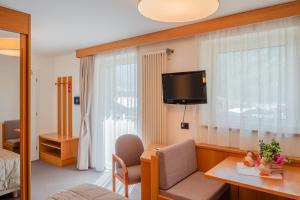TV a/nebo společenská místnost v ubytování Hotel Ladina