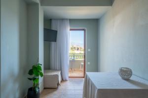 Una cama o camas en una habitación de Serenity Hideaway